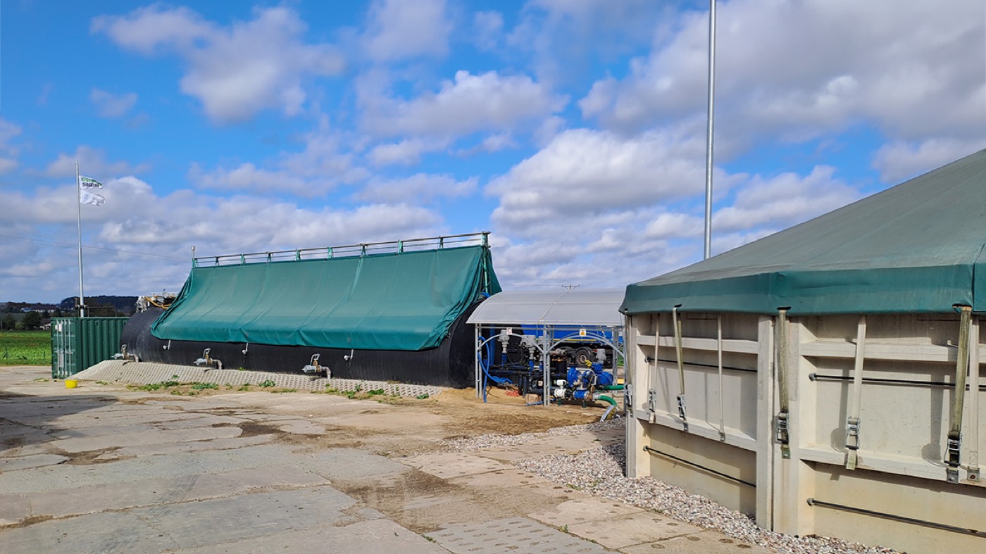 Widok rzeczywistej instalacji i zbiorników w gospodarstwie w Subkowach