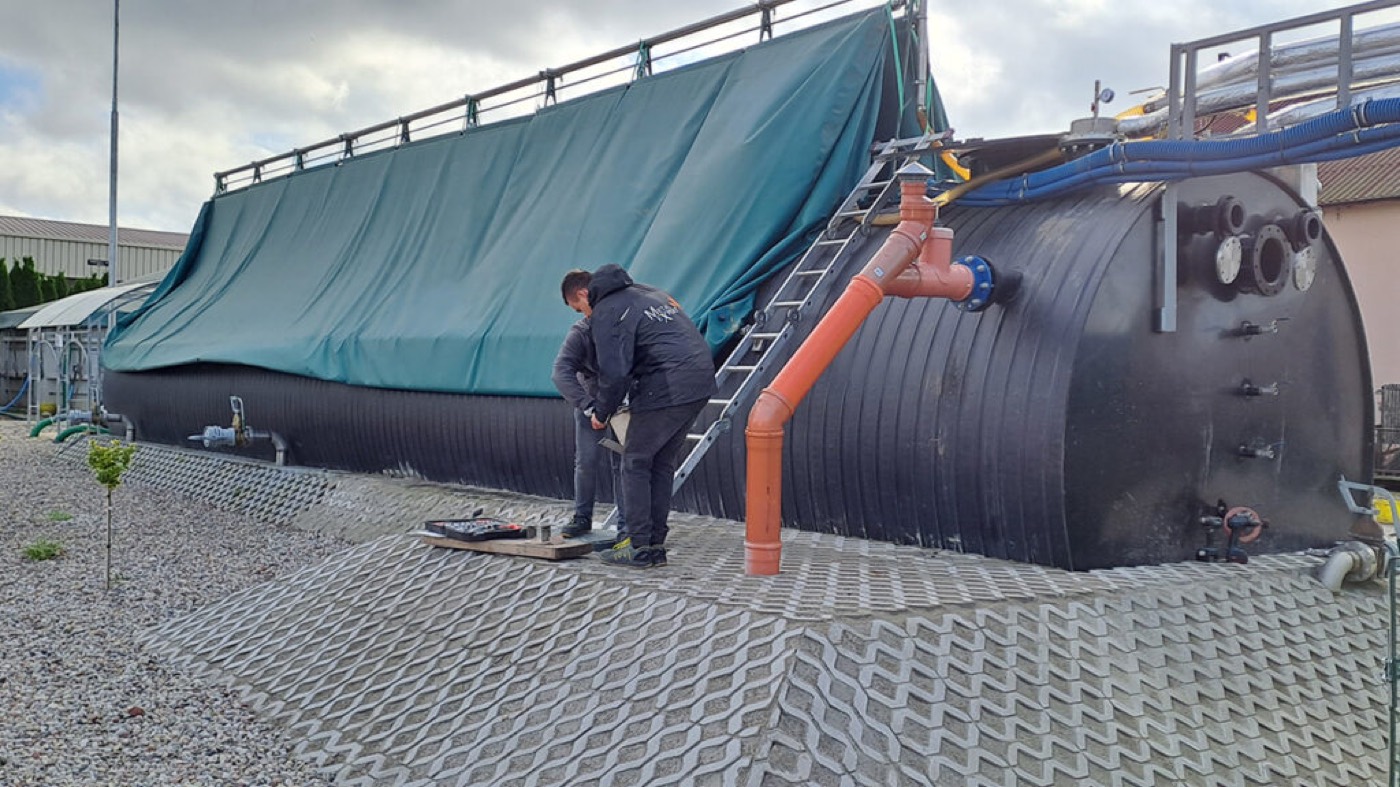 Zespół przy instalacji MetanExpert. Fotografia producenta przedstawia ludzi i skalę urządzenia.